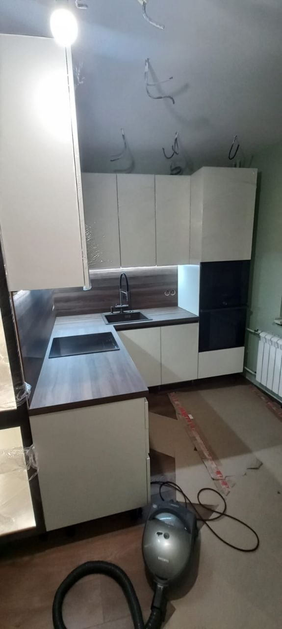 Кухня RAL 9001 с древесной столешницей, фотография 10