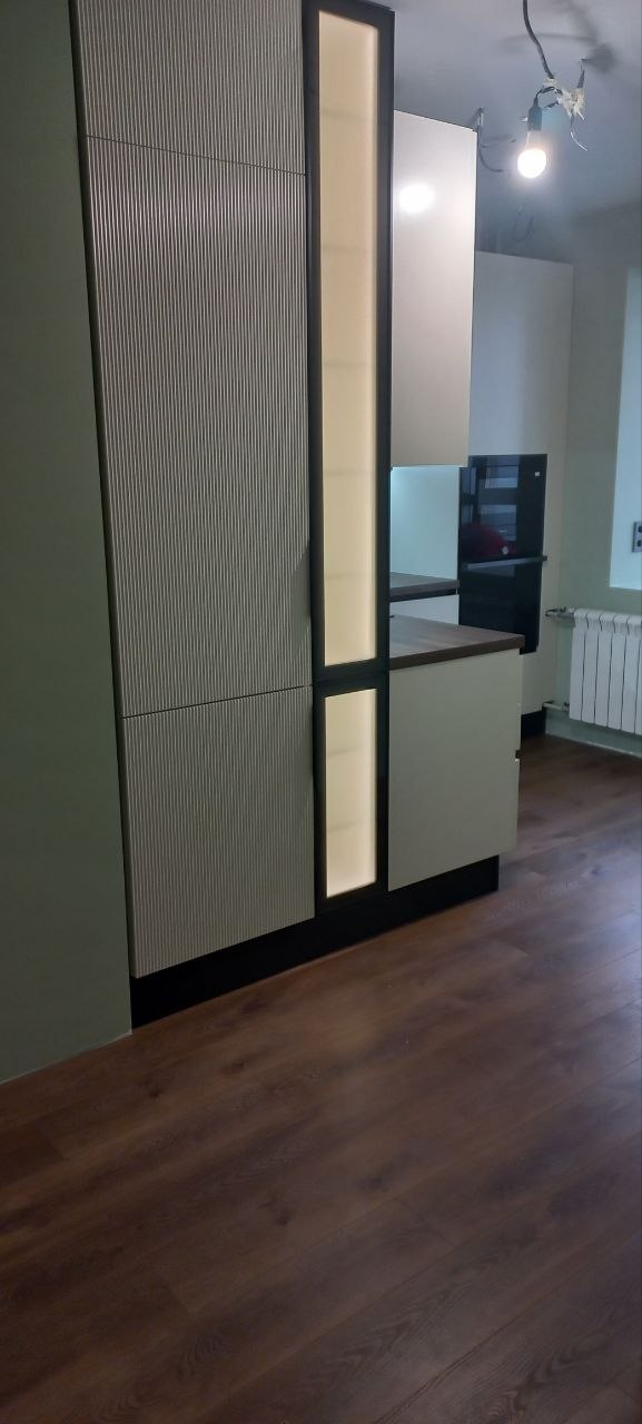 Кухня RAL 9001 с древесной столешницей, фотография 2
