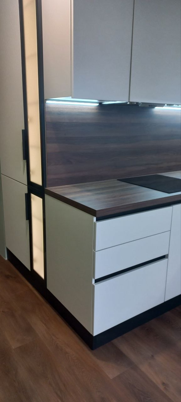 Кухня RAL 9001 с древесной столешницей, фотография 4