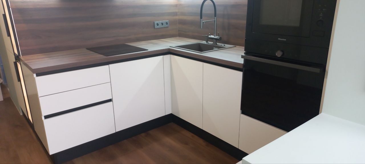 Кухня RAL 9001 с древесной столешницей, фотография 6