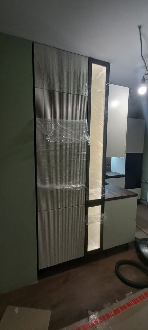 Кухня RAL 9001 с древесной столешницей, фотография 8