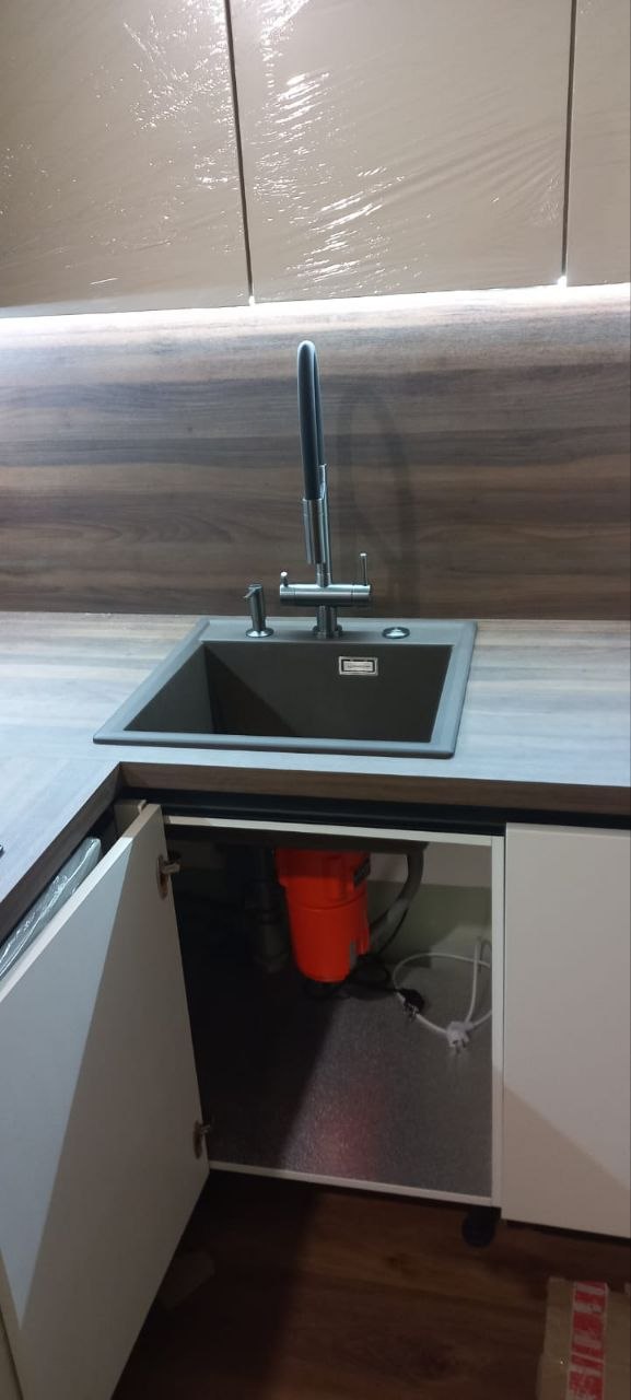 Кухня RAL 9001 с древесной столешницей, фотография 9